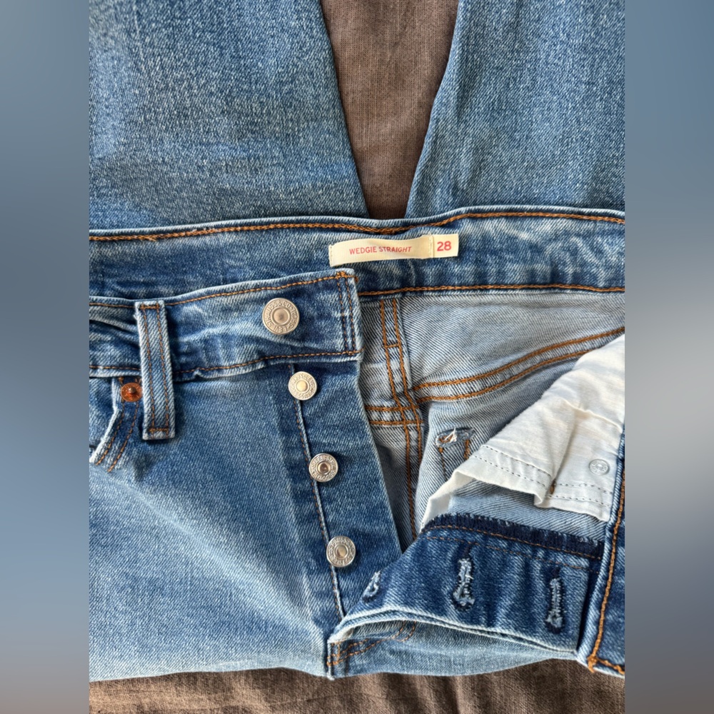 Levi's Women’s Light Blue Straight Jeans - Picture 4 of 4